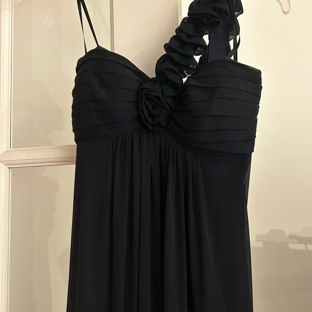 Elegant Ruffled Dress - Picture 3 of 5